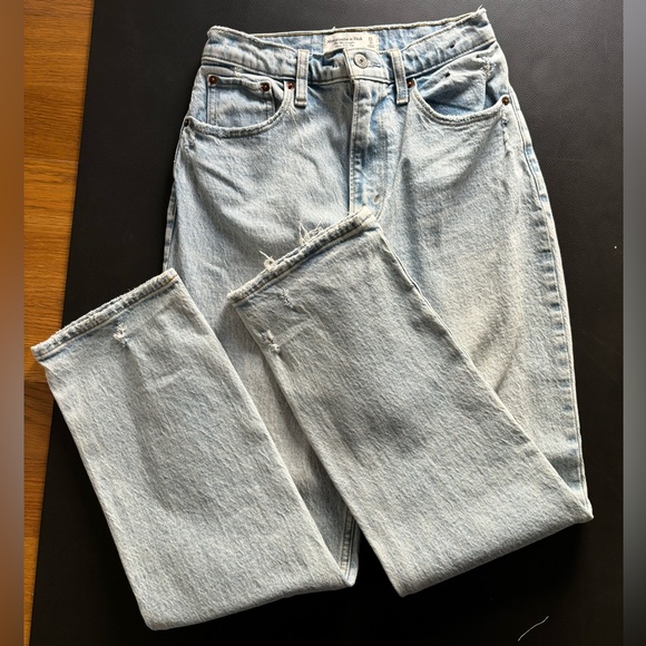 Abercrombie and Fitch Ulta High Rise 90s Straight Jean size 25 Curve Love - Picture 1 of 7
